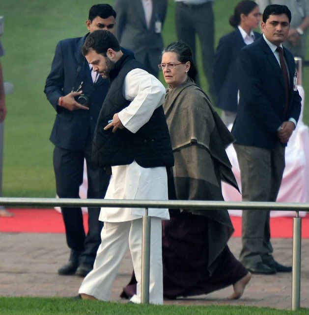 सोनिया-राहुल ने मोदी को बताया तानाशाह, बोले बिहार फार्मूला दूसरी जगह भी अपनायेंगे