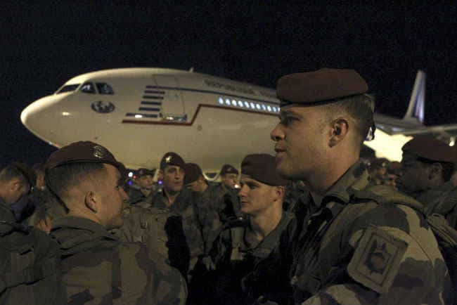 पेरिस हमले के फरार संदिग्ध को पकडने के लिए अभियान जारी