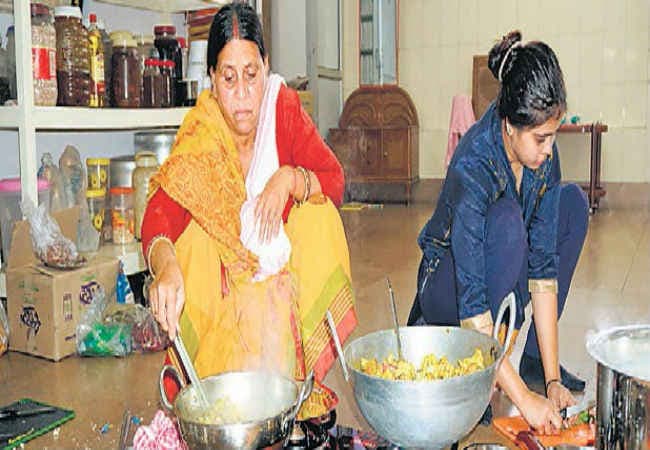 लालू के घर छठ की धूम, पहुंचे संबंधी