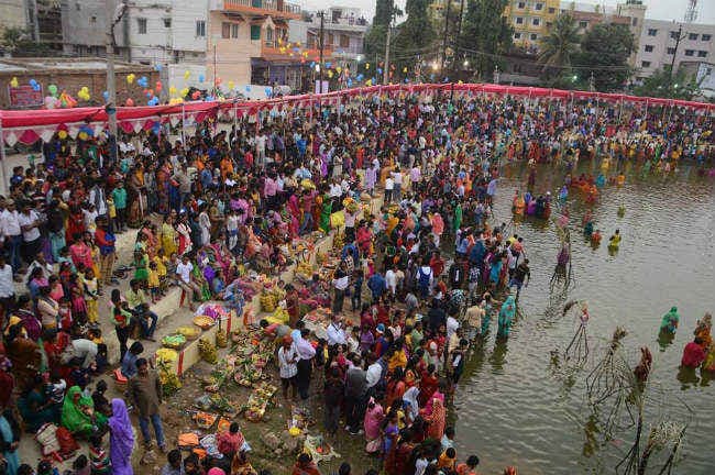 दिया गया डूबते सूर्य को अर्घ्‍य, जाने सुबह कितने बजे है अर्घ्‍य देने का समय