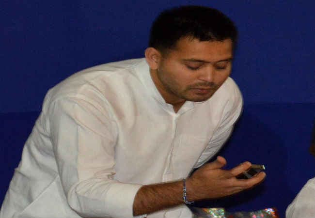 तेजस्वी का वार, कहा कवर से नहीं होती किताब का पहचान