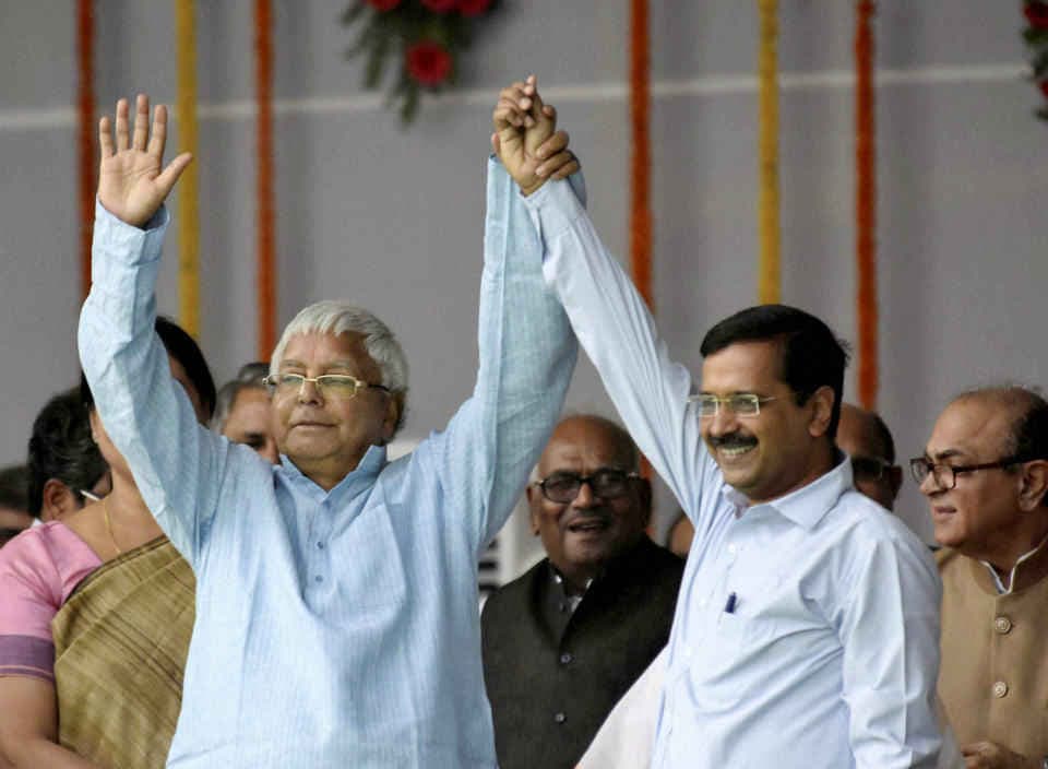 हाथ मिलाया तो जबरन गले पड़े लालू : केजरीवाल