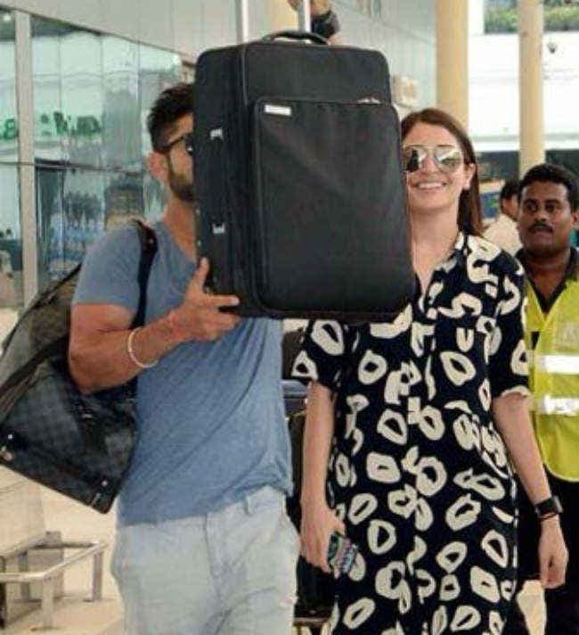 फिर अनुष्‍का के साथ पकड़े गये विराट कोहली, कैमरा देख बैग से छुपाया चेहरा