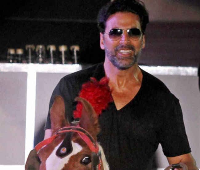 ‘एयरलिफ्ट'' की वास्तविक घटना का उल्लेख होना चाहिए: अक्षय