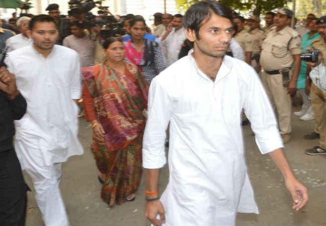 लालू के विश्वास पात्र आईएएस अधिकारी उनके बेटों के विभाग में भेजे गए