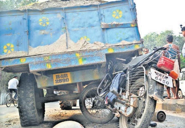एनएच 82 पर हादसा: ट्रैक्टर से टकरायी बाइक, देवर-भाभी की मौत