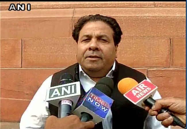 रुश्दी के ‘द सेटेनिक वर्सेस'' पर राजीव गांधी द्वारा बैन लगाना सही था : राजीव शुक्ला