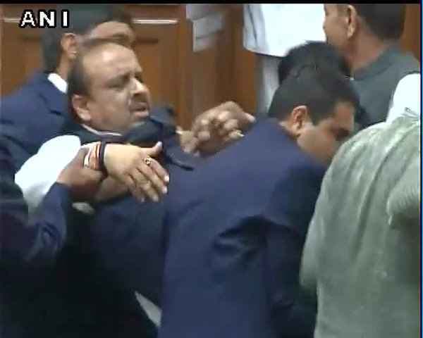 आप की महिला विधायक वेल में, विजेंद्र गुप्ता को बाहर निकाला