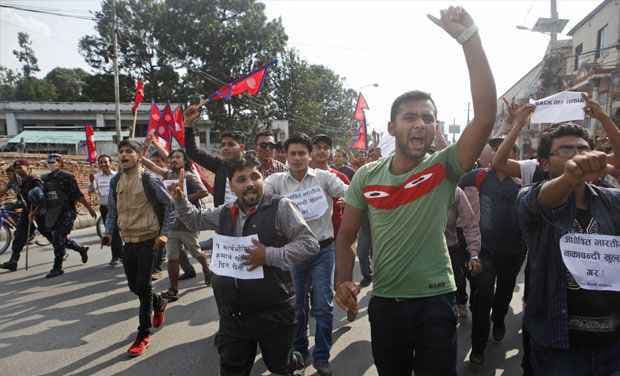 नेपाल में भारतीय पर्यटक बस में आगजनी