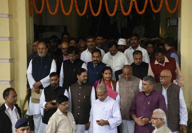 बिहार के कई MLA तेज प्रताप की राह, शपथ लेने में अटके