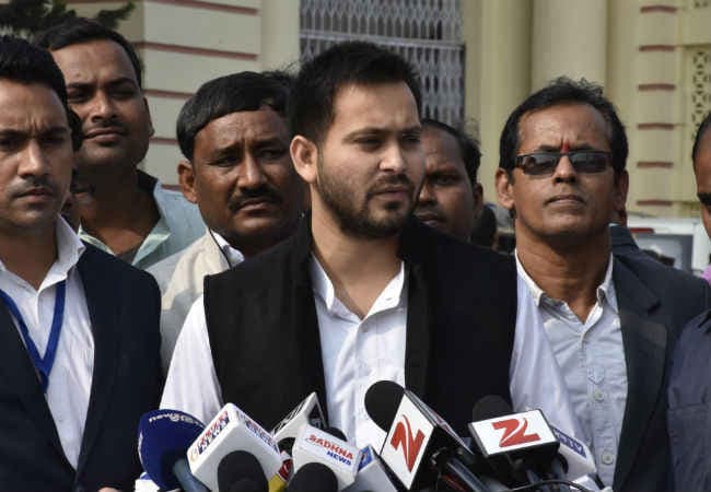 तेजस्वी ने अपना पहला वेतन किया बाढ़ पीड़ितों के नाम