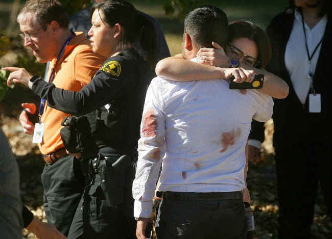 गोलीबारी के संदिग्धों की पहचान सैयद फारुक व तशफीन मलिक के रूप में