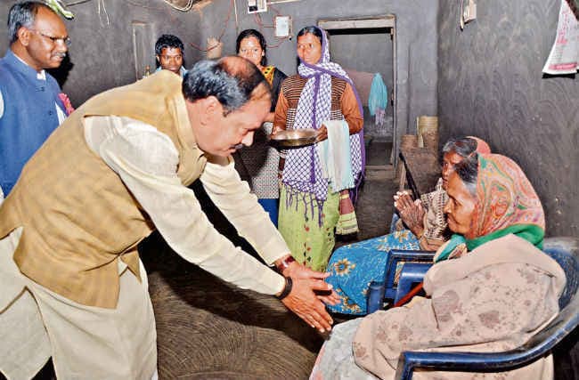सीएम ने शहीद अलबर्ट एक्का की मिट्टी सौंपी