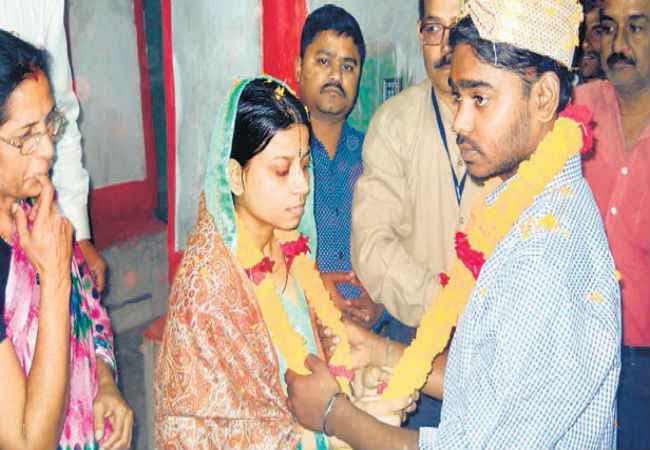 बिना ब्याही मां की प्रेमी से मंदिर में करायी शादी