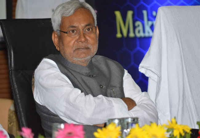 बिहार में सिर्फ देशी शराब बंद करे सरकार, राजस्व विभाग की राय