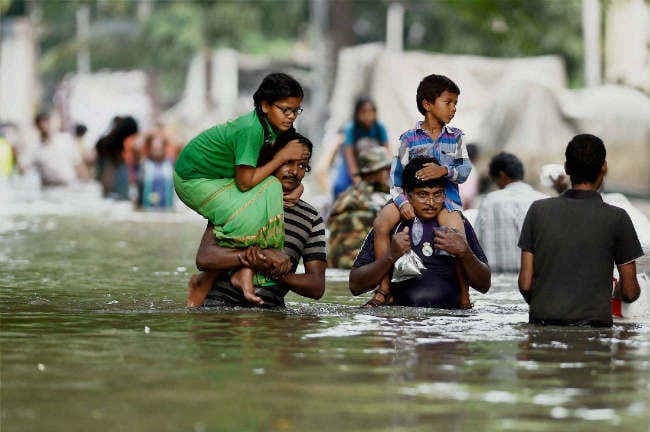 चेन्नई बाढ़ : पटरी पर लौट रही जिंदगी
