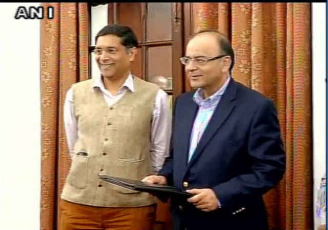 GST : सुब्रमण्यन समिति ने सौंपी रिपोर्ट, स्टैंडर्ड रेट 17-18 % रखने का सुझाव