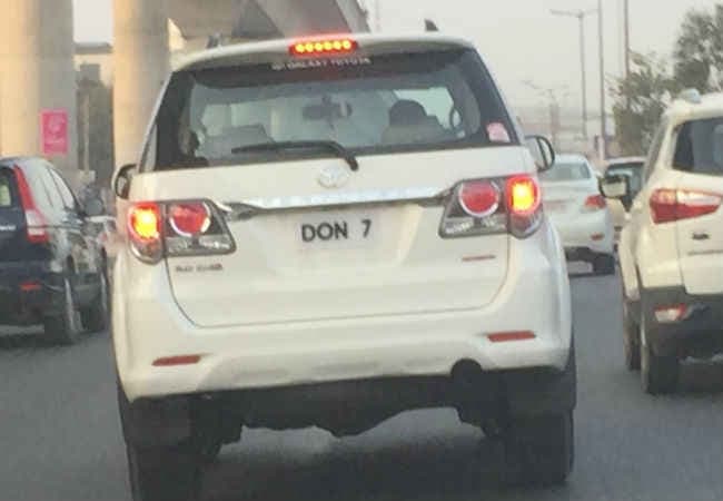 दिल्ली की सड़कों पर दौड़ती एक गाड़ी का अनोखा नंबर प्लेट