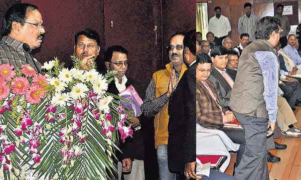 रघुवर दास को आया गुस्सा, डीसी को निकाला बाहर, एडीएम को किया सस्पेंड, देखें VIDEO