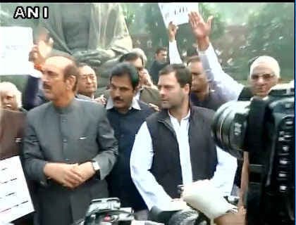 वीके सिंह के ‘कुत्ते’ वाले बयान पर राहुल गांधी का विरोध प्रदर्शन