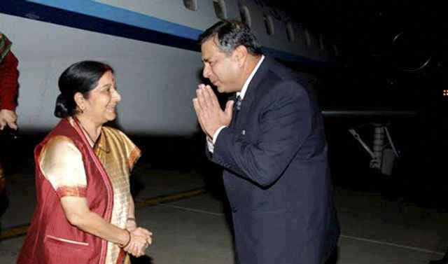 पाकिस्तान पहुंची सुषमा स्वराज, कहा-रिश्ते सुधारने आयी हूं