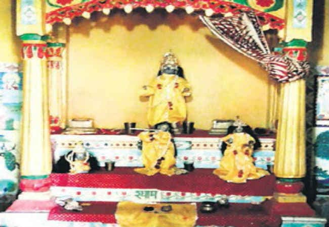 साधु के वेश में आये चोर और उड़ा लीं दो मूर्तियां