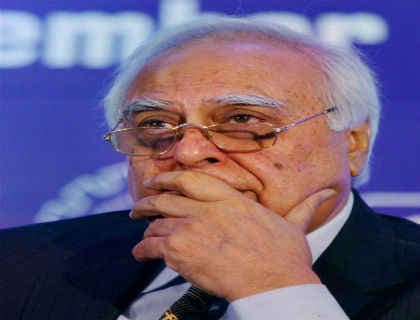 कांग्रेस के खिलाफ कार्रवाई के लिए आयकर विभाग को संकेत दे रहे हैं वित्तमंत्री : सिब्बल