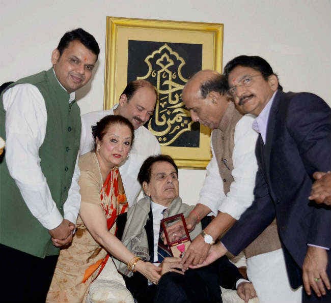 ''Tragedy King'' दिलीप कुमार पद्म विभूषण से सम्मानित