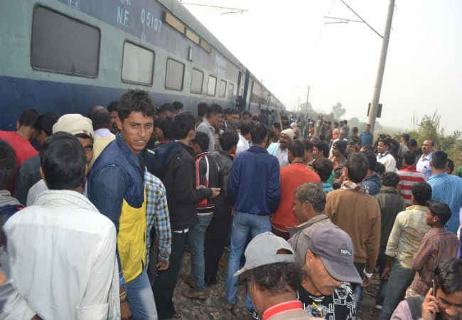 बक्सर में पटरी से उतरी ट्रेन,आवागमन बाधित