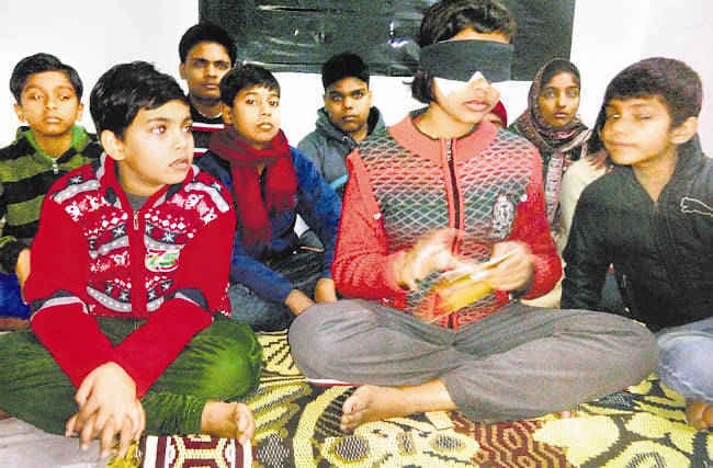 आंखों पर पट्टी बांध धाराप्रवाह किताब पढ़ते हैं बच्चे
