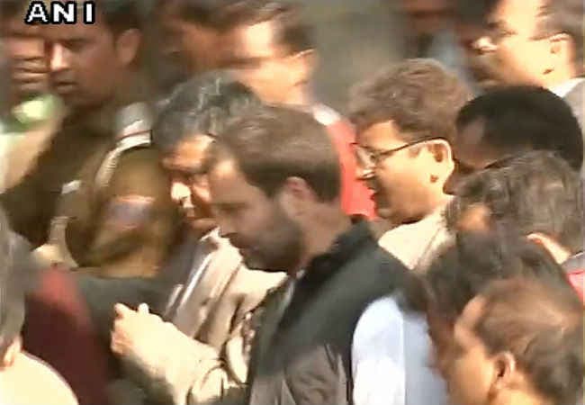 शकूर बस्‍ती पहुंचे राहुल, कहा- संसद में उठाऊंगा मुद्दा, वापस जाओ के लगे नारे