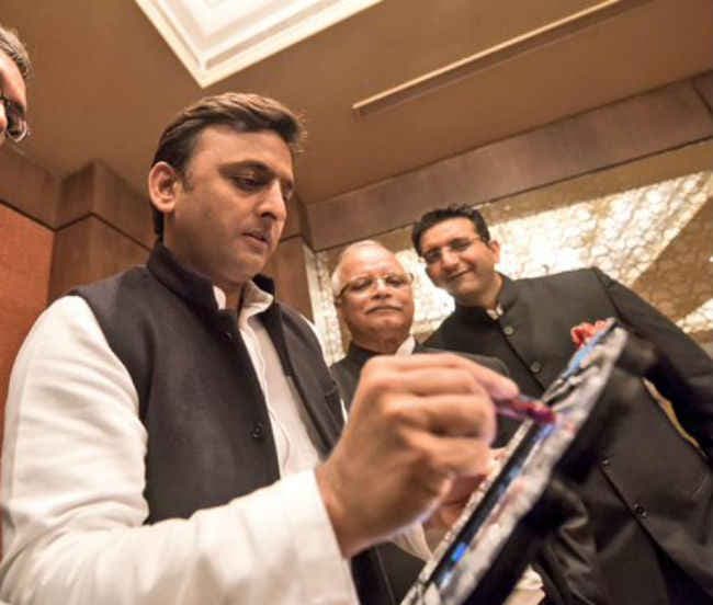 अपने नेताओं की संघर्ष गाथाएं पढें सपा कार्यकर्ता : अखिलेश