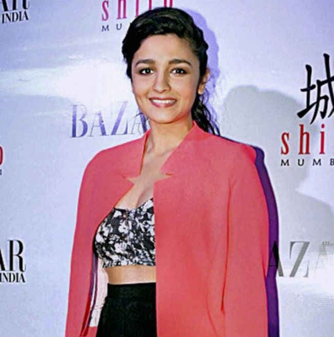 परफॉर्मेंस के दौरान जल गई आलिया भट्ट, हाथ पर दिखे निशान