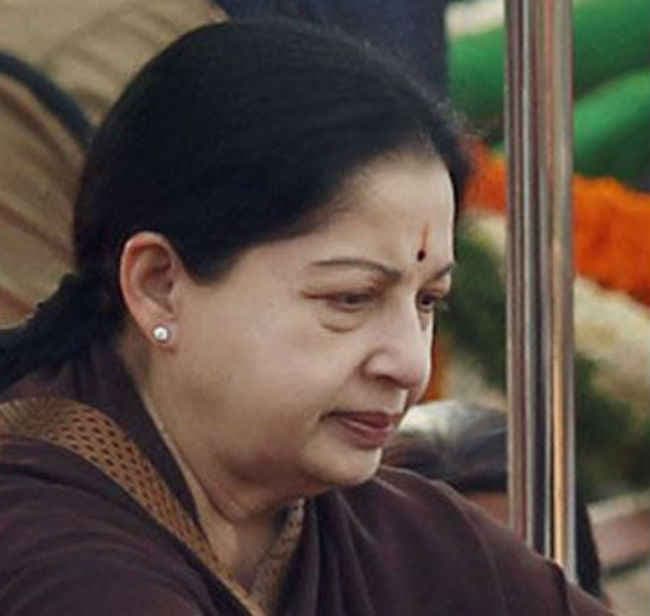 जया ने बाढ प्रभावित लोगों से कहा, हमेशा आपके साथ हूं