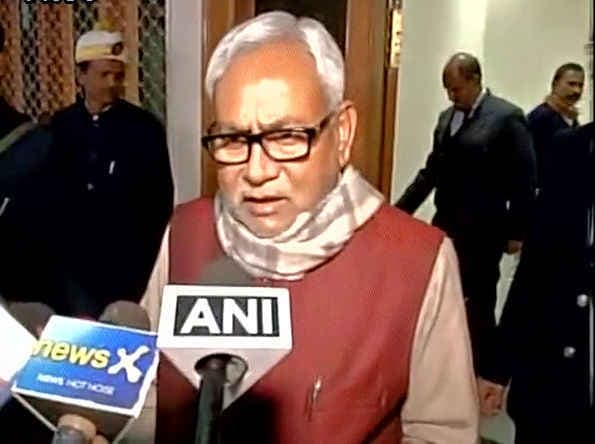 केजरीवाल के कार्यालय पर छापा, घोर आश्चर्य का विषय : नीतीश