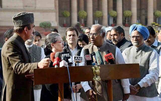 राष्ट्रपति से मिलकर सोनिया ने की अरुणाचल के राज्यपाल की शिकायत