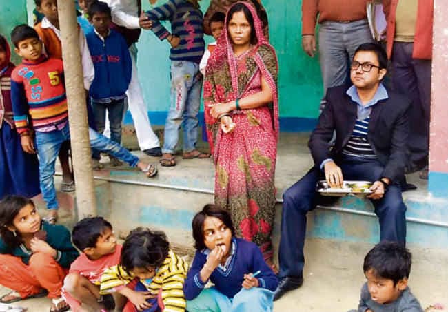 बिहार : गोपालगंज के डीएम ने खाया विधवा का बनाया मध्याह्न भोजन, दिखाया समाज को आईना