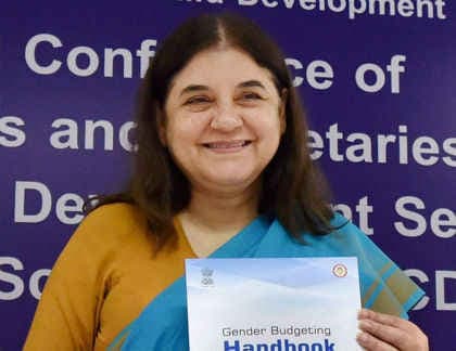 महिलाओं की सुरक्षा के लिए अब हर स्मार्टफोन में होगा पैनिक बटन : मेनका गांधी