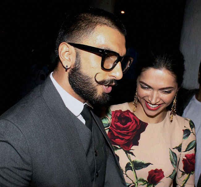 दीपिका ने काट दी रणवीर की मूंछें, देखें वीडियो