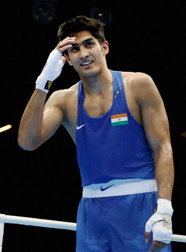 विजेंदर की पेशेवर मुक्केबाजी में जीत की हैट्रिक, चार मिनट भी नहीं टिक पाये हुसेइनोव