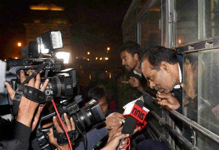 निर्भया गैंगरेप: नाबालिग दोषी की रिहाई का विरोध कर रहे पिता को पुलिस ने हिरासत में लिया