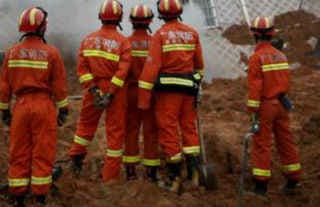 चीन : टूटते हुए पहाड से सैंकडो टन मिट्टी गिरी और दब गयी 33 इमारतें