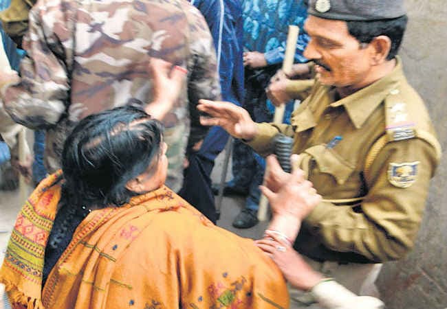 अतिक्रमण हटाने के दौरान लोगों ने किया हंगामा, सिपाही की वरदी फाड़ी