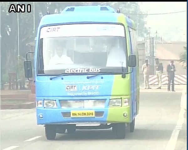 संसद में अब ग्रीन बस से चलेंगे सांसद, पीएम ने किया उद्‌घाटन