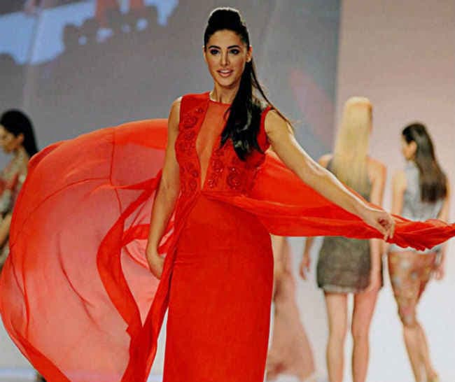 नरगिस फाखरी के विज्ञापन को लेकर सोशल मीडिया पर बवाल