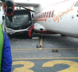 Air India के विमान से टकराई Jet की बस