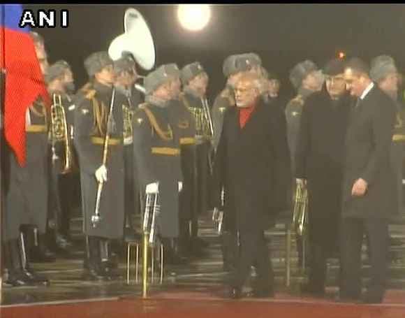 रूस पहुंचे प्रधानमंत्री  मोदी राष्ट्रगान के दौरान बढ़ गये आगे, अधिकारी ने रोक