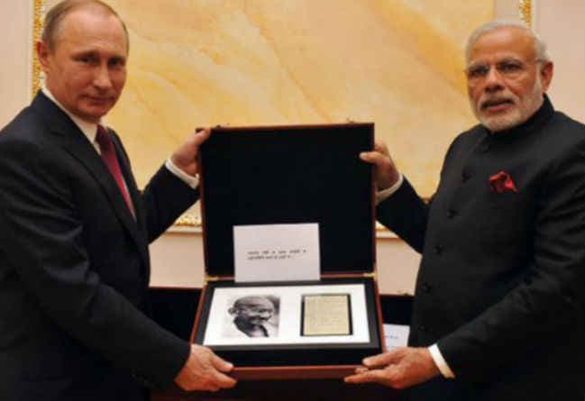 पुतिन ने मोदी को भेंट किये महात्मा गांधी की डायरी के पन्ने