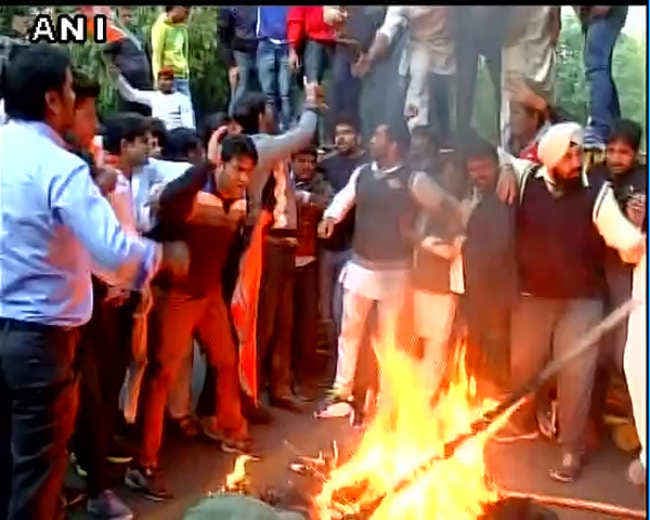 यूथ कांग्रेस ने किया प्रधानमंत्री मोदी के पाकिस्‍तान दौरे का विरोध