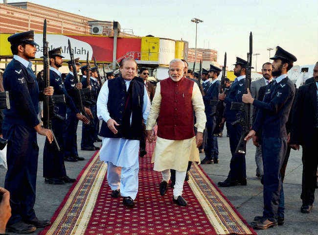 प्रधानमंत्री मोदी ने शरीफ की मां के पैर छुए !